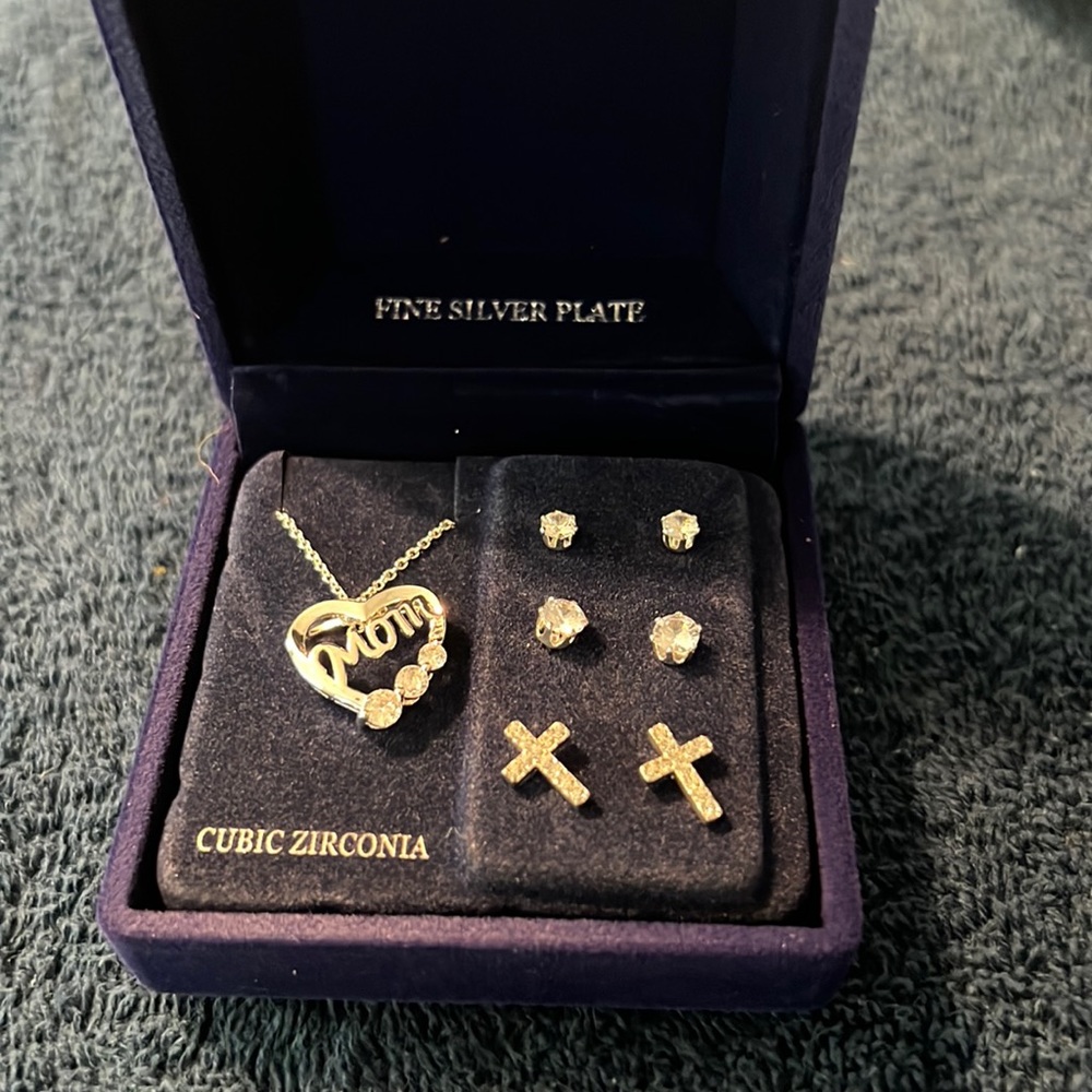 Women’s necklace and earrings set